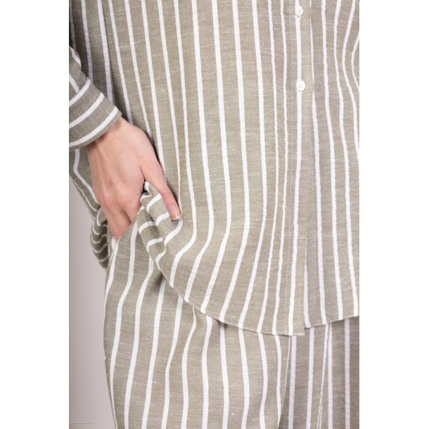 Stribet skjorte og bukser i h�rlook