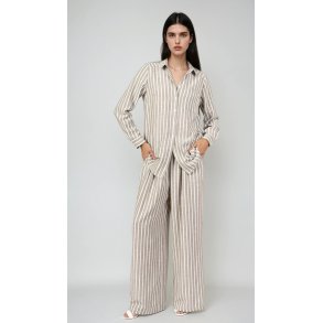 Stribet skjorte og bukser i h�rlook