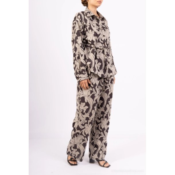 S�t med skjorte og bukser