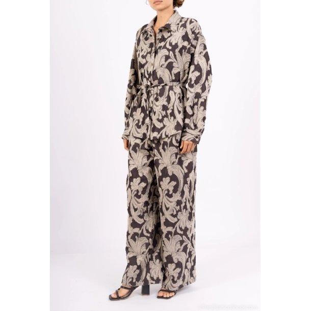 S�t med skjorte og bukser